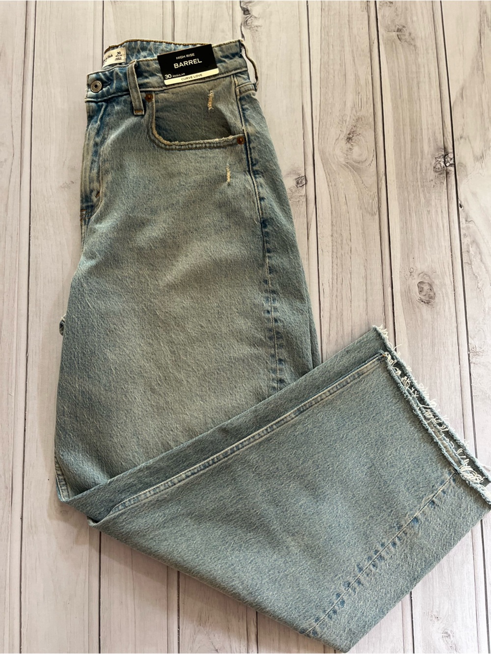 New Abercrombie & Fitch high rise curve love light wash barrel denim jean. Sz 30
